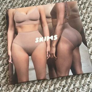 Skims mid waist brief